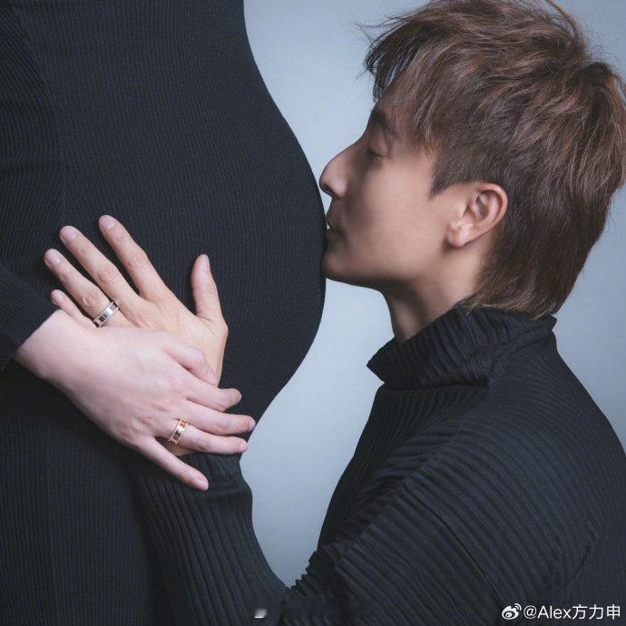 方力申晒妻子孕肚照 方力申晒出妻子孕肚照，嘴上说着“怕被人调侃”，行动上还是忍不