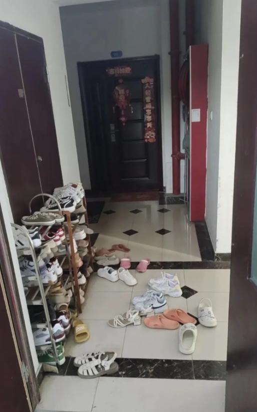 楼道摆满鞋子堵得没法通行，物业、沟通都没用，遇到这种邻居该怎么办？
一开门就被满