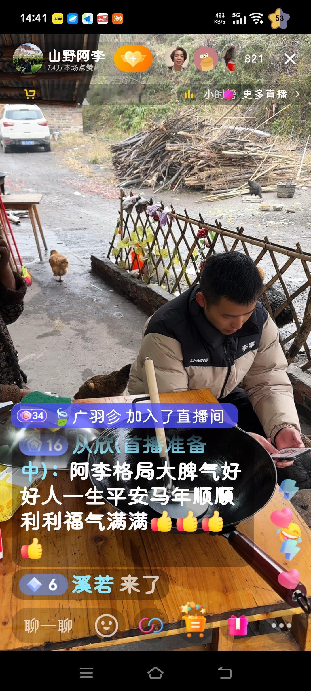 今天阿金回家看望妈妈，顺便到阿李的直播间助力。今日在镜头前，阿金比以往放开了许多