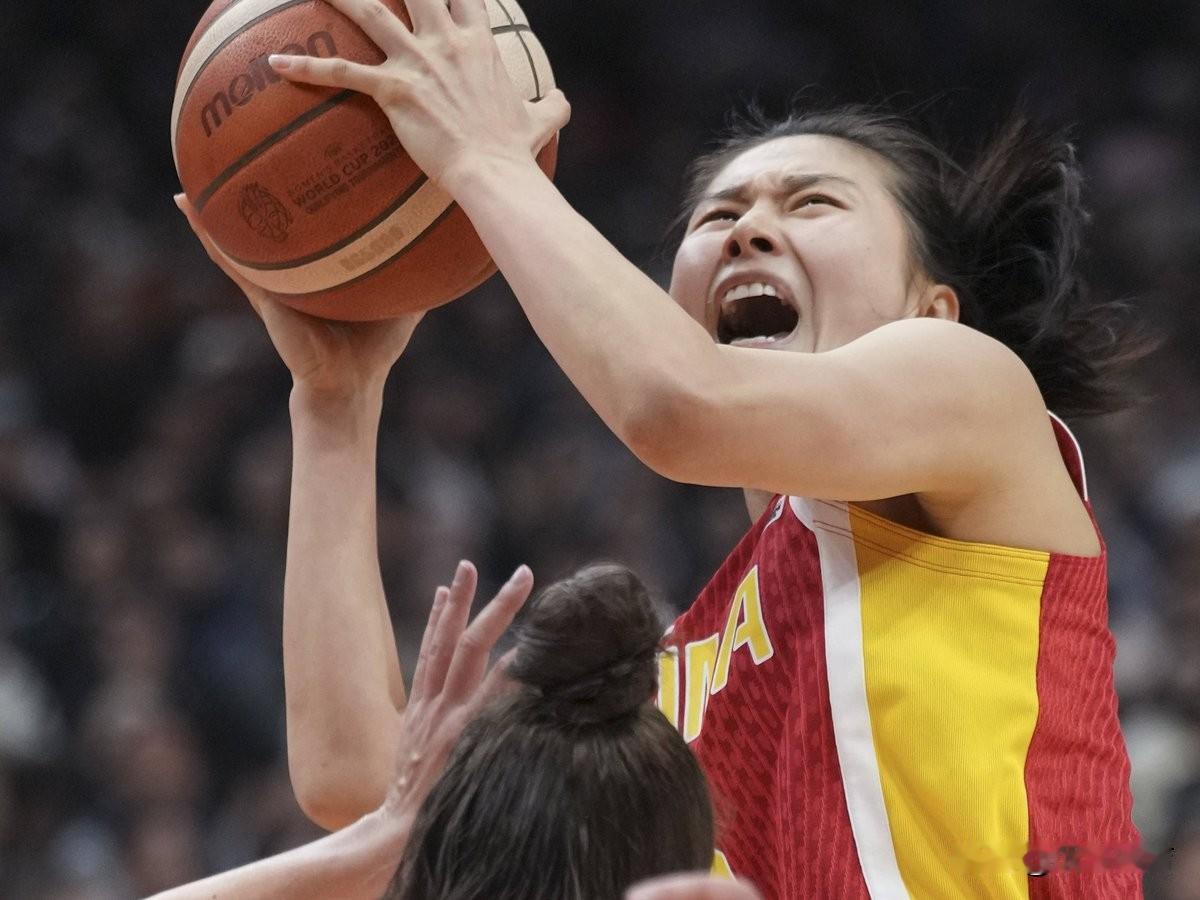9月6日晚，2026年女篮世界杯小组赛第二轮，中国女篮经过加时赛以74比70战胜