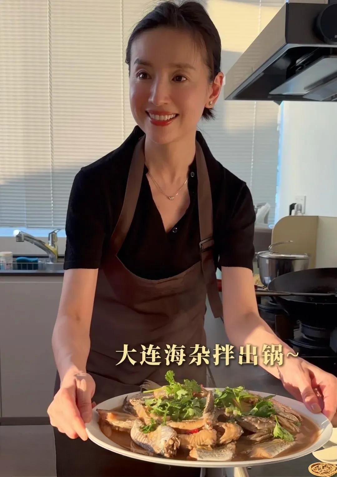 这人好不好，装是装不出来的，看看董洁就明白了。
四十六岁回大连老家，帮爸妈盯装修