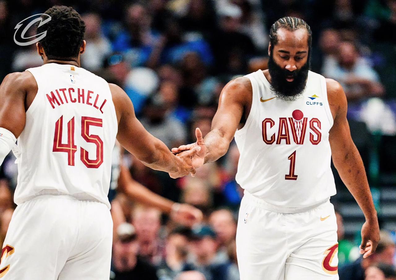 米切尔：登哥，舒服了？？？三节打卡下班，汗都没出，直接赢33分。
哈登：哈哈，主