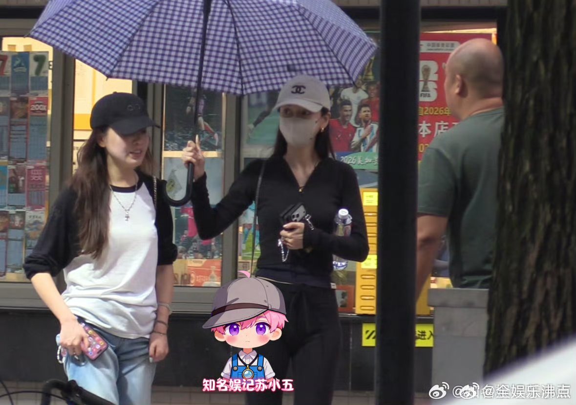 Angelababy带小海绵和朋友逛街Angelababy带小海绵和好友商场逛街