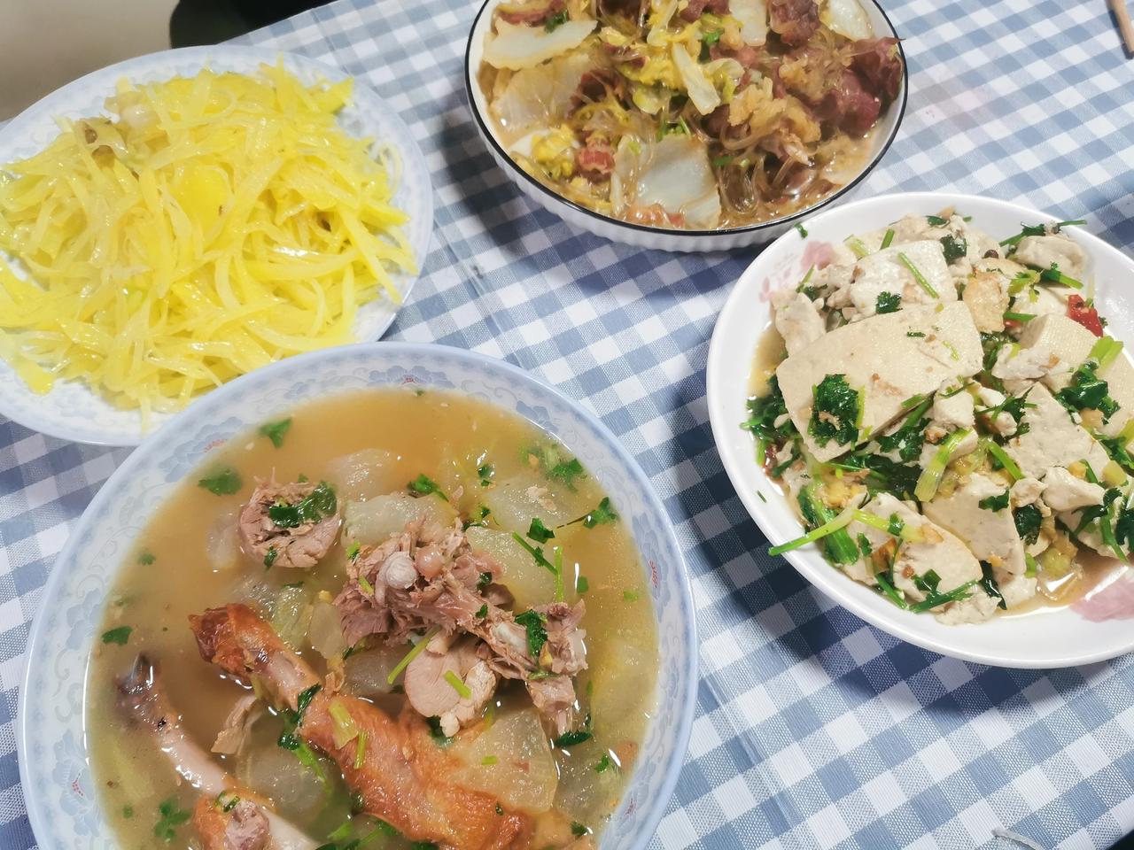 四口之家晚饭分享：
土豆丝
白菜牛肉粉丝
香菜豆腐
冬瓜鸭架汤
这里要给大家推荐