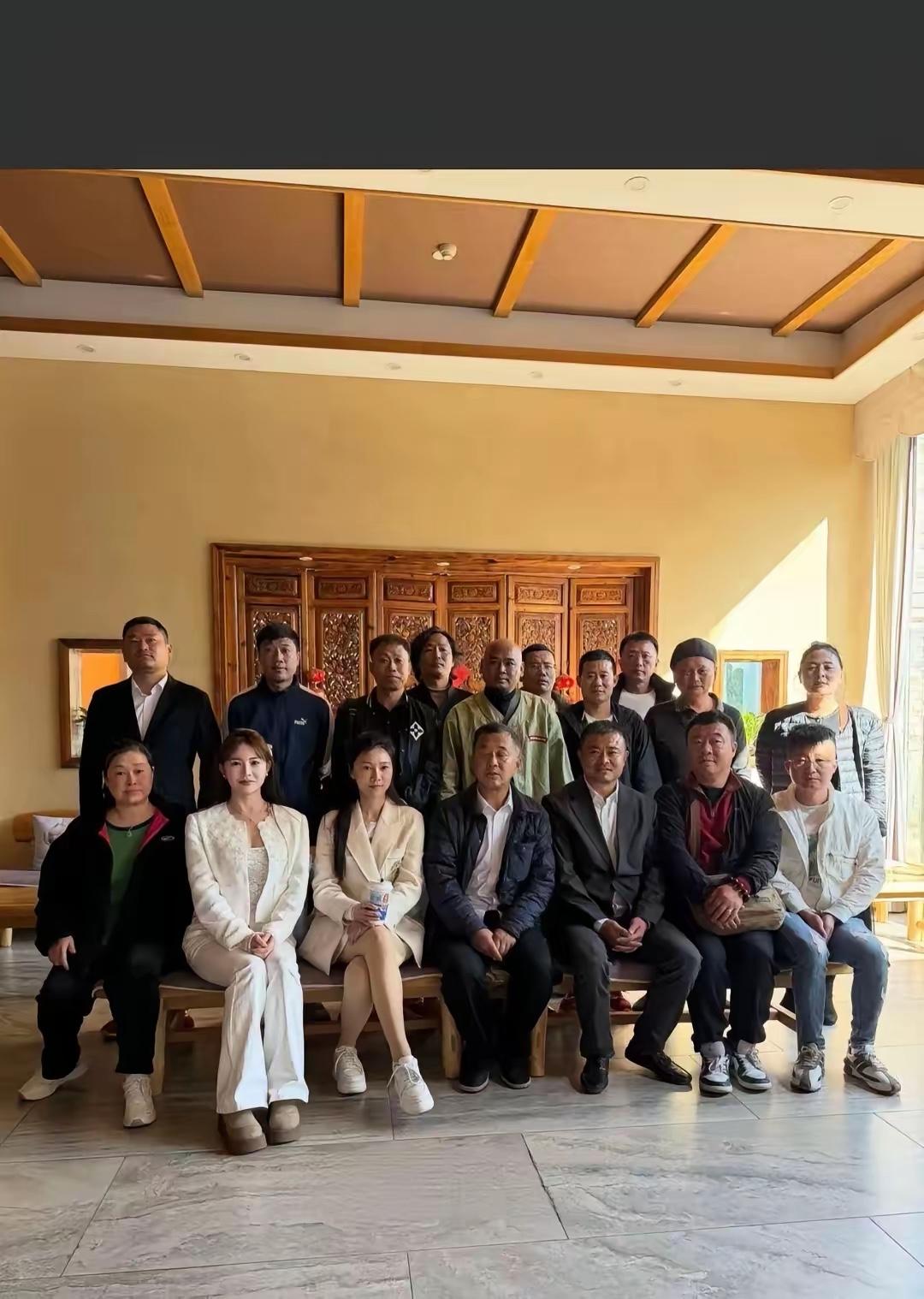 沈巍大师今天下午终于千呼万唤始出来，大小主播终于在他乡见到了阔别已久的沈巍大师，