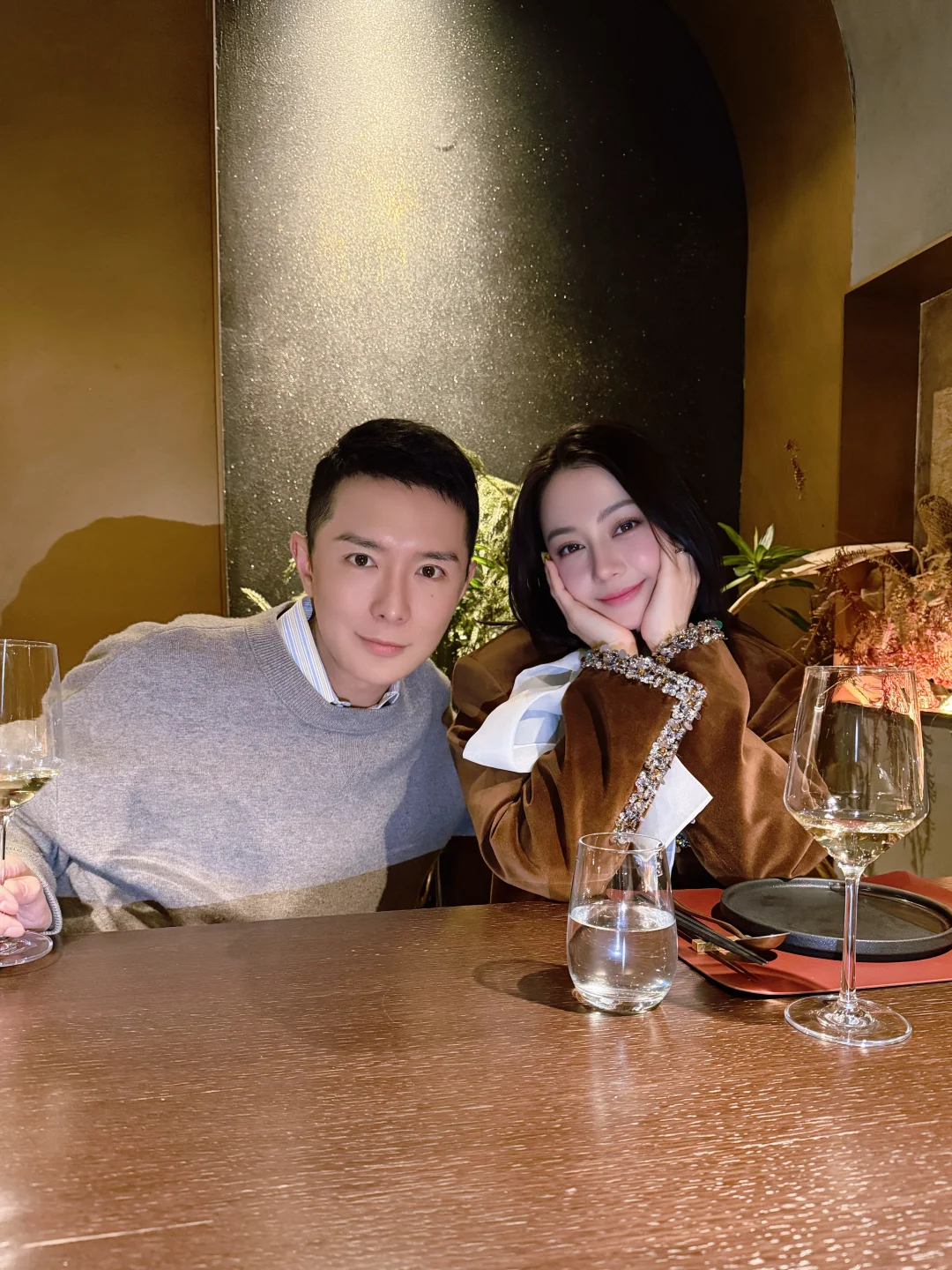 迪丽热巴新照片刘冲和迪丽热巴吃饭 刘冲和迪丽热巴吃饭了，说“一切都好~~” 