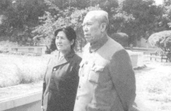 1973年梁兴初被下放太原，妻子坚持一同前往，李德生关切发问：你真的能够吃得了这