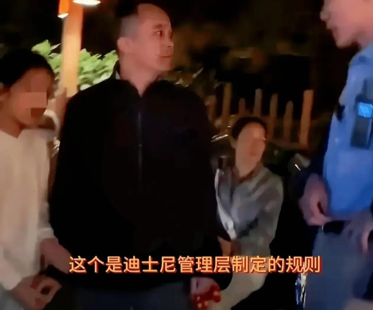 在迪士尼质疑花钱就可以走ViP通道的那位父亲，最可怜的不是没有足够的钱，让他的孩
