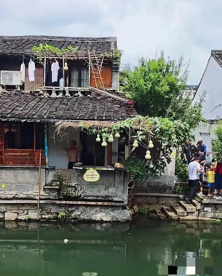 葫芦爷爷把葫芦摘了，
绍兴文旅估计很后悔，
后悔没有做好这件事。
突如其来的爆火