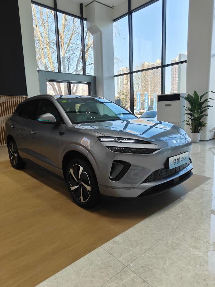 支持220V对外放电，功率有3.3kW，户外露营时能给电饭煲、咖啡机供电，挺方便