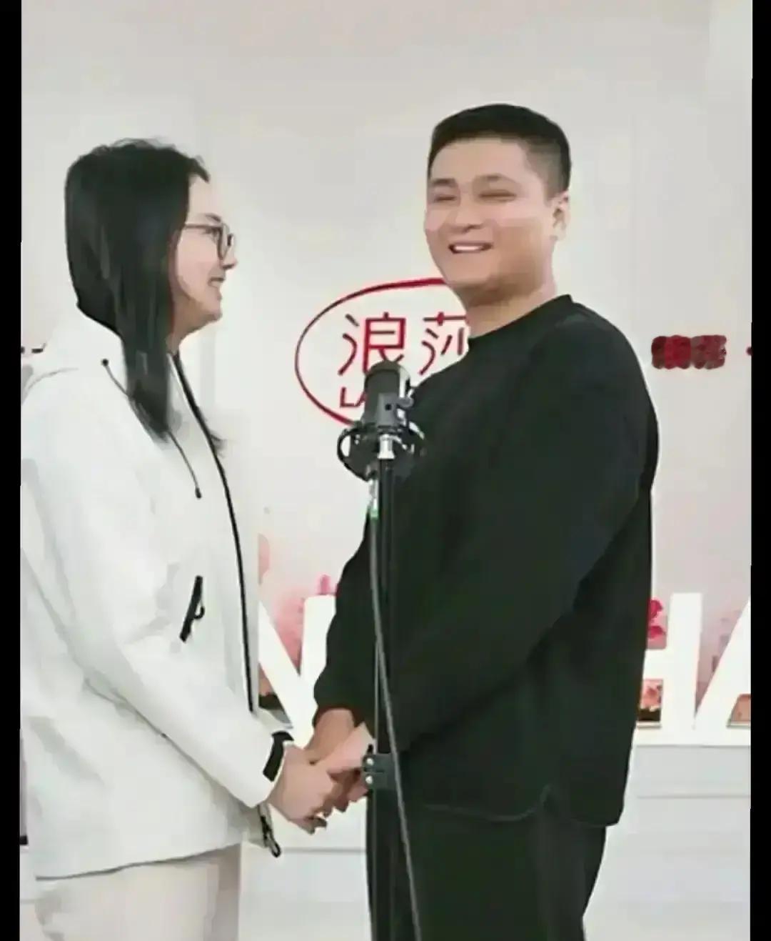 上午，弟弟一句“把亲哥按地上爬”刷屏，十秒后删，截图满天飞。
下午，浪莎海报直