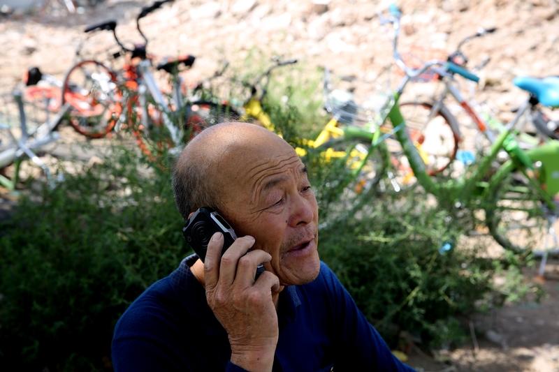 农村养老金真是个让人操心的事儿。前几天回村，听王大爷叹气，说一个月就领 100 