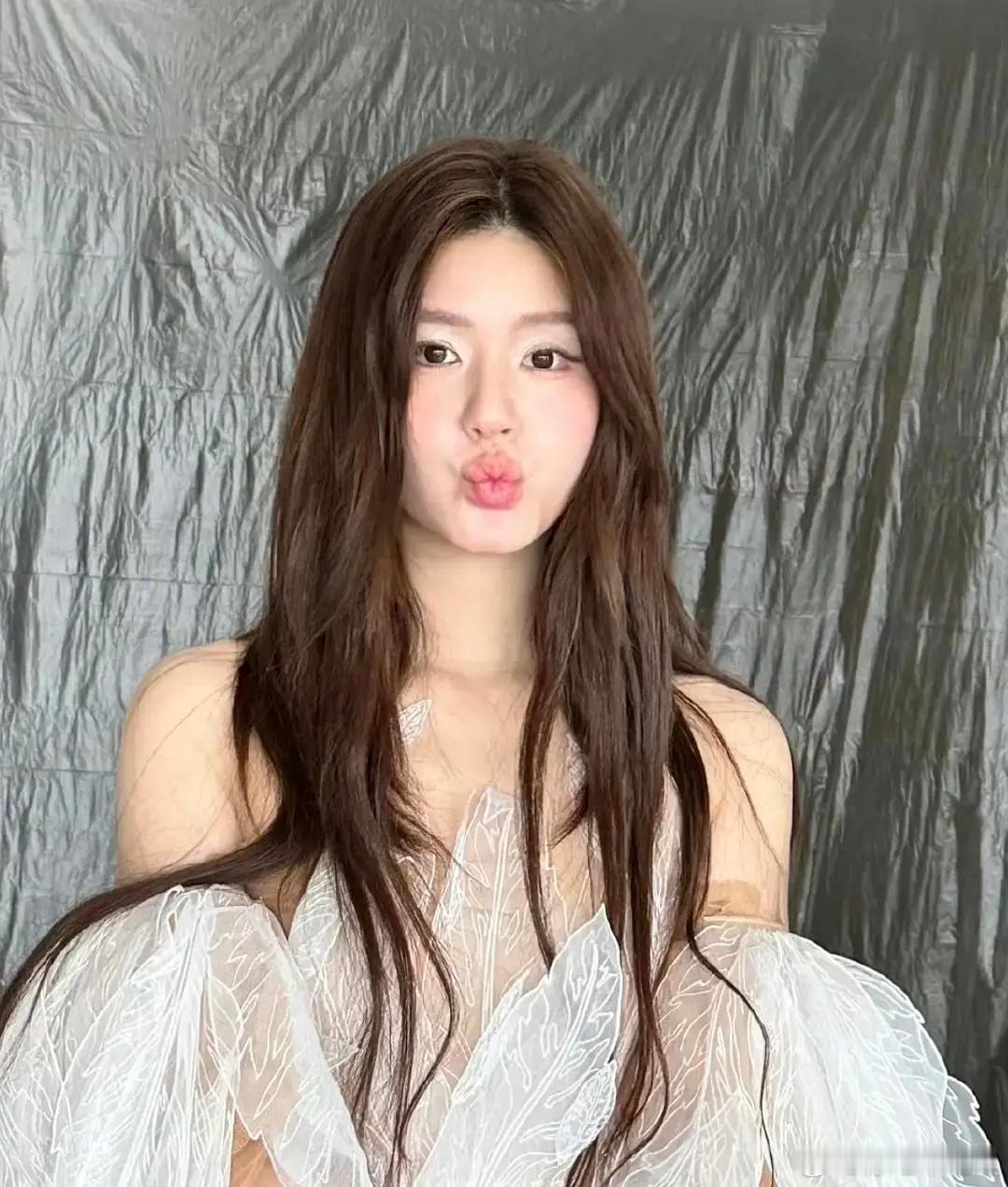 要不赵露思还是别撅嘴了吧，让人看的多少有点不是 ​​​