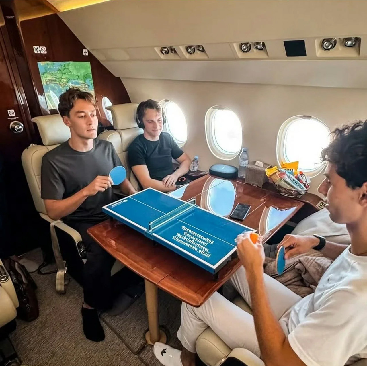 会打乒乓（迷你桌上的也算）的巴西人围场也有，你说巧不巧刚好在四个圈