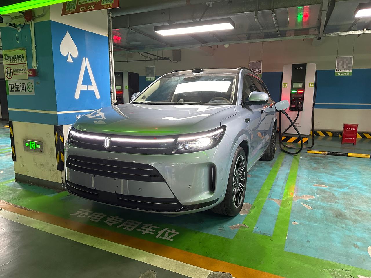 今天拿到了问界新M7，晚点测试一下续航，先加个电，一会在市区跑一跑，看看表现怎么