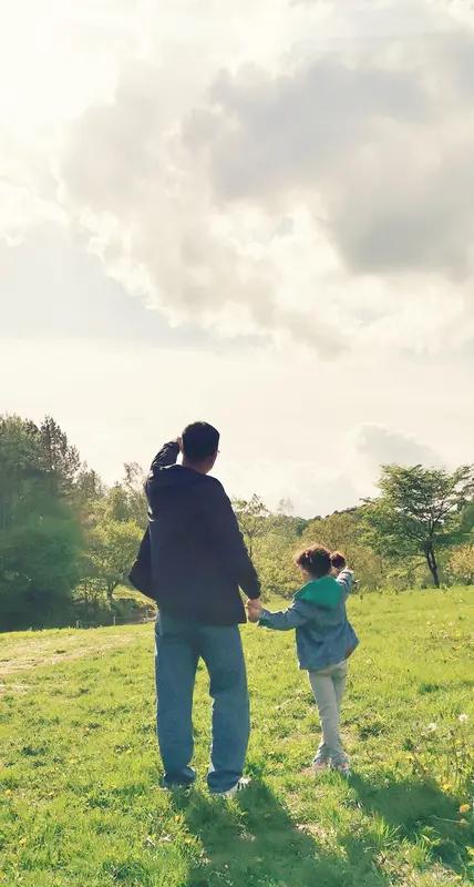 孩子的懂事是天生的还是后天教育的结果 孩子懂事是天生的还是后天教育的结果？我觉得