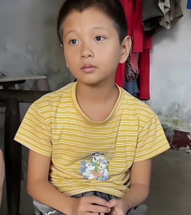 9岁男孩父母双亡，堂哥接回家抚养，未婚妻放话：“有他没我！”熬过一个不眠夜，堂哥
