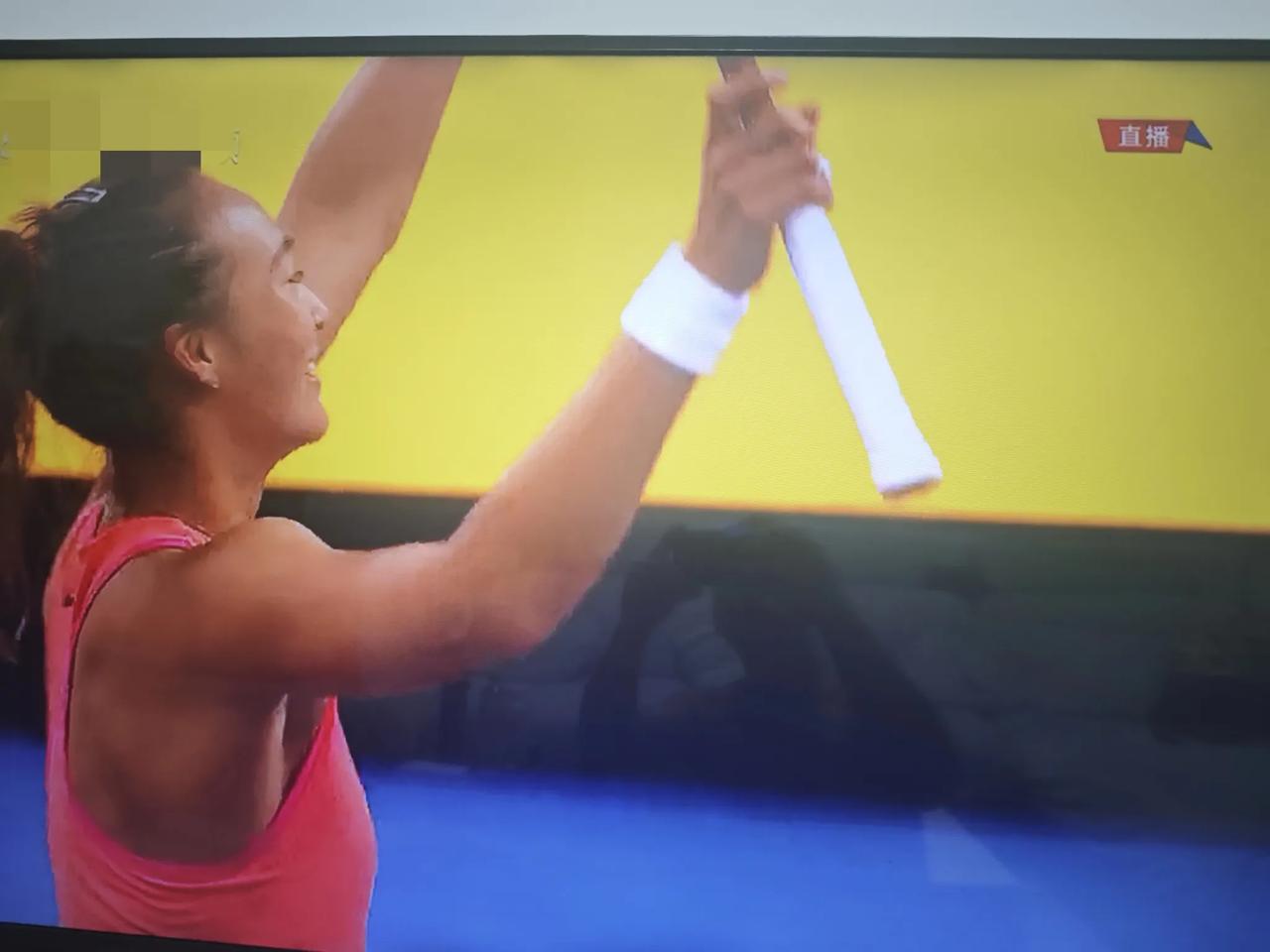 郑钦文第三局打哭了安德列娃，可第三局郑钦文也急哭了观众！
明明第二盘零封对手，轻