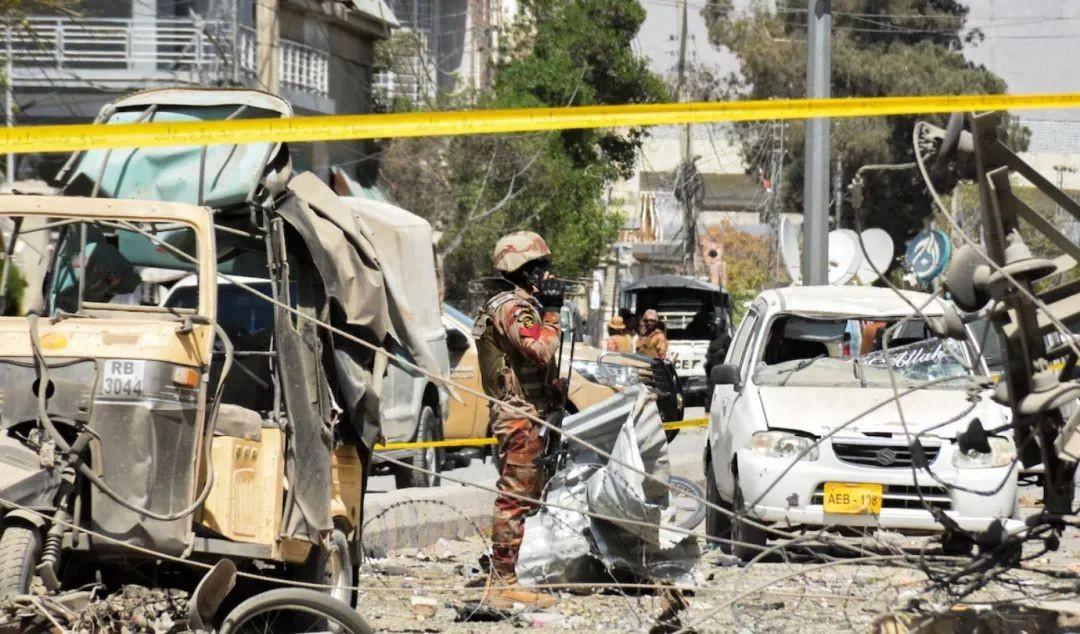 首都一声巨响，血流遍地。巴基斯坦防长随即宣布“国家进入战争状态”。这话说得决绝，