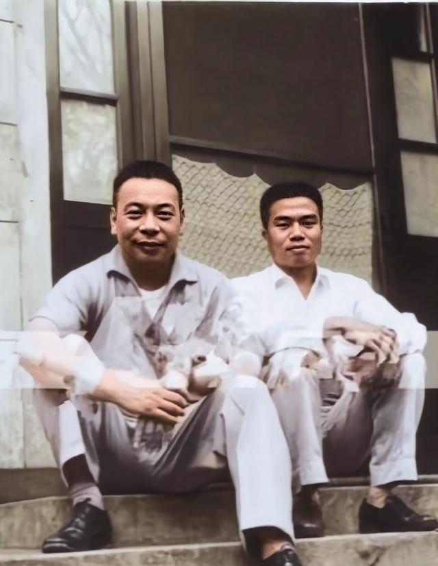 照片上和蒋经国合影的年轻人叫邱明山，他从小在蒋家长大，蒋经国待他视如己出，蒋介石