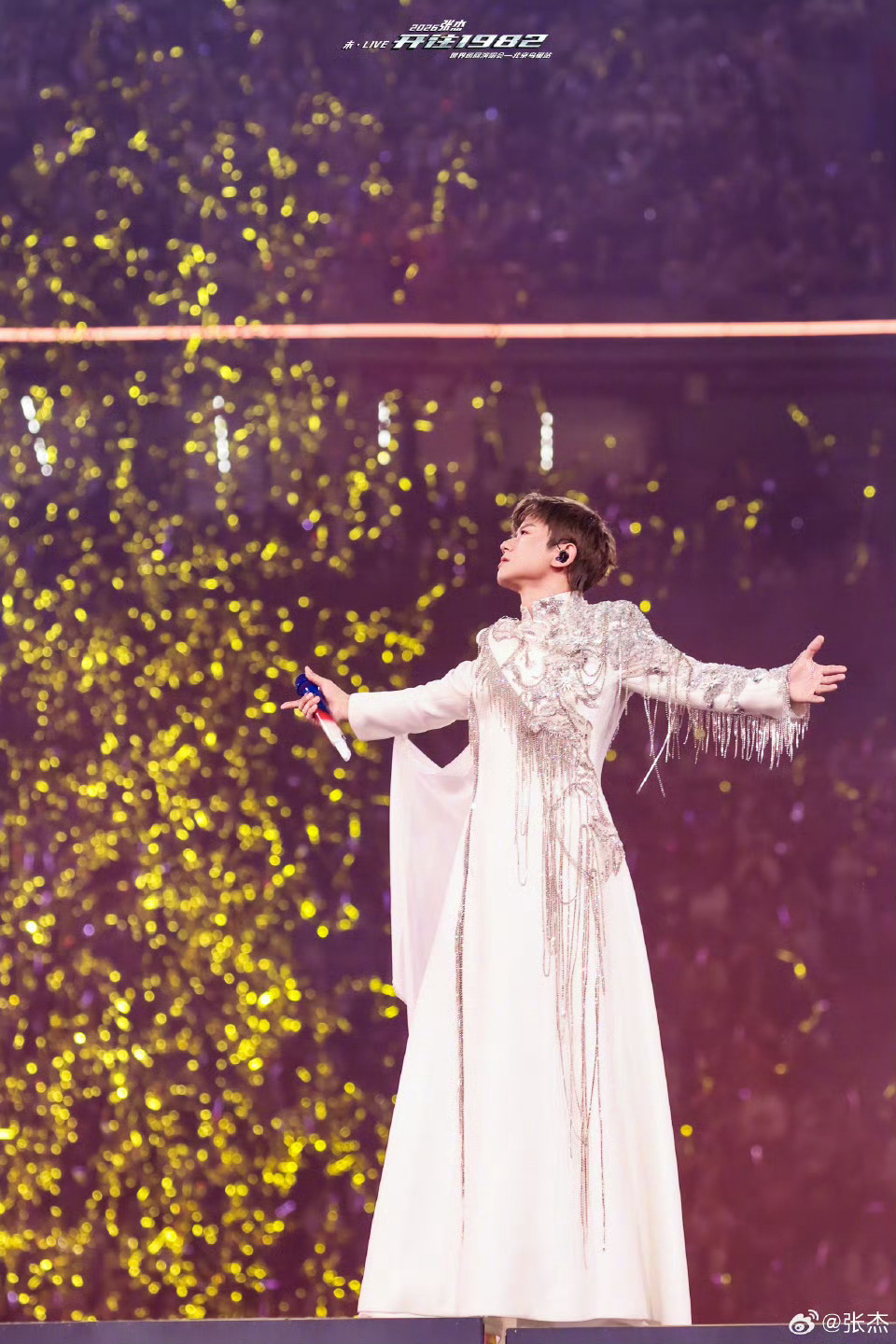 吉克隽逸送张杰2米星星 吉克隽逸送张杰鸟巢演唱会的花蓝太用心了，是2米的星星花，