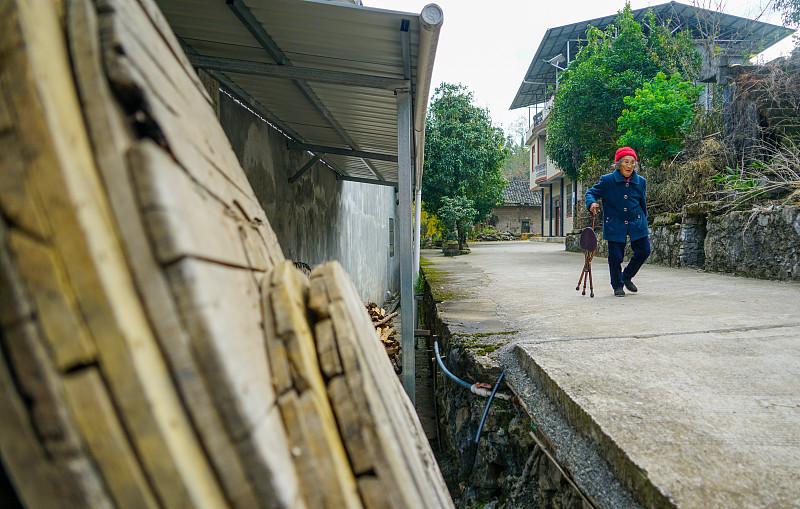 一百零一岁老人，每天走两公里，去看一百岁的闺蜜。
据公开报道，重庆江津有位 10