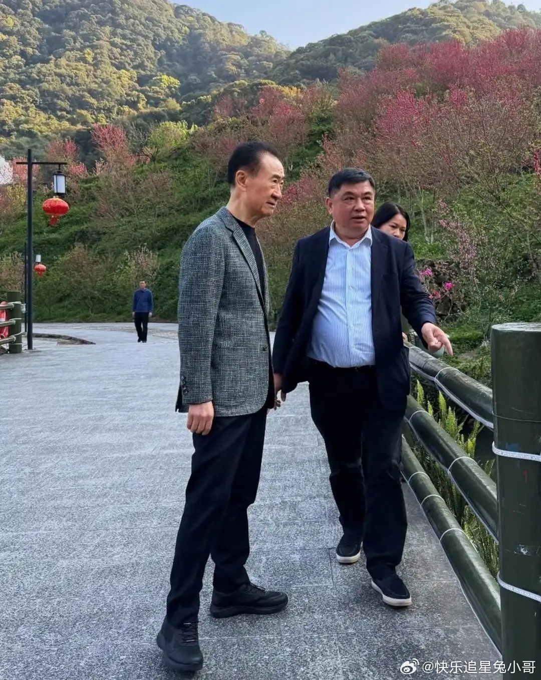 王健林在福建泉州考察工作，他整个人看起来很沧桑，发际线后移明显，头发稀疏，面容苍