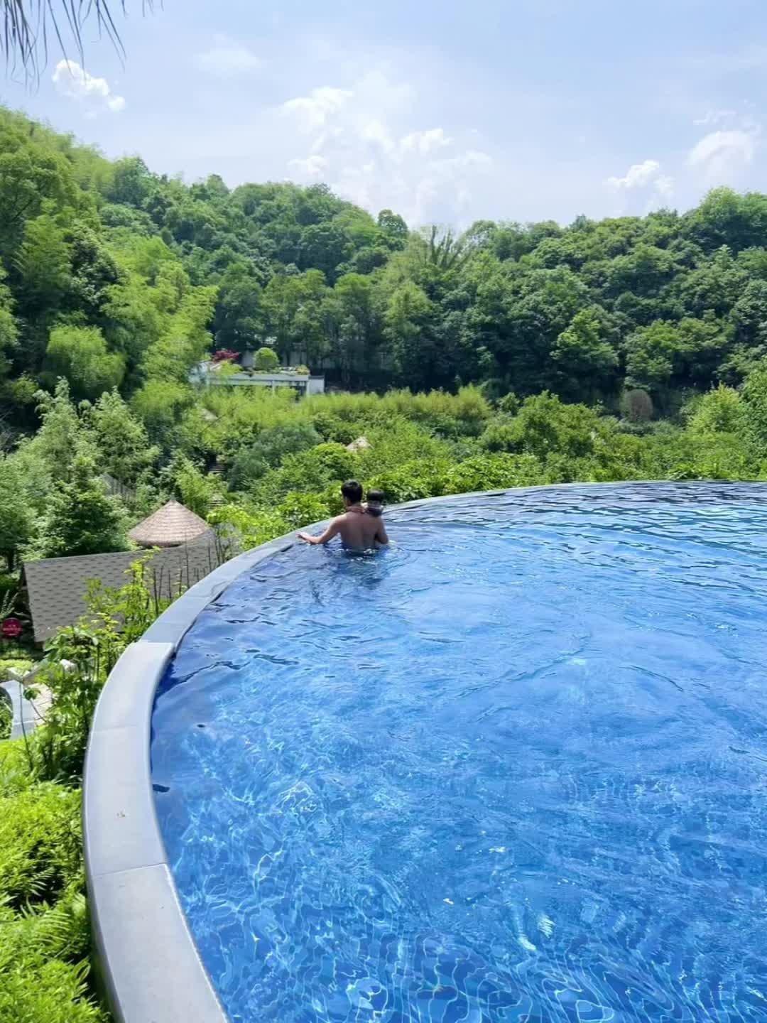 江西鹿鸣谷度假区，夏日玩水度假好去处！  眼看着气温30℃往上走，我们...