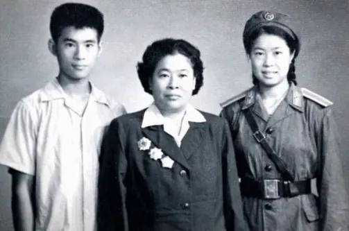 1937年，红一方面军的周子昆大婚，毛主席、周总理和朱总司令都来了，许世友笑着对
