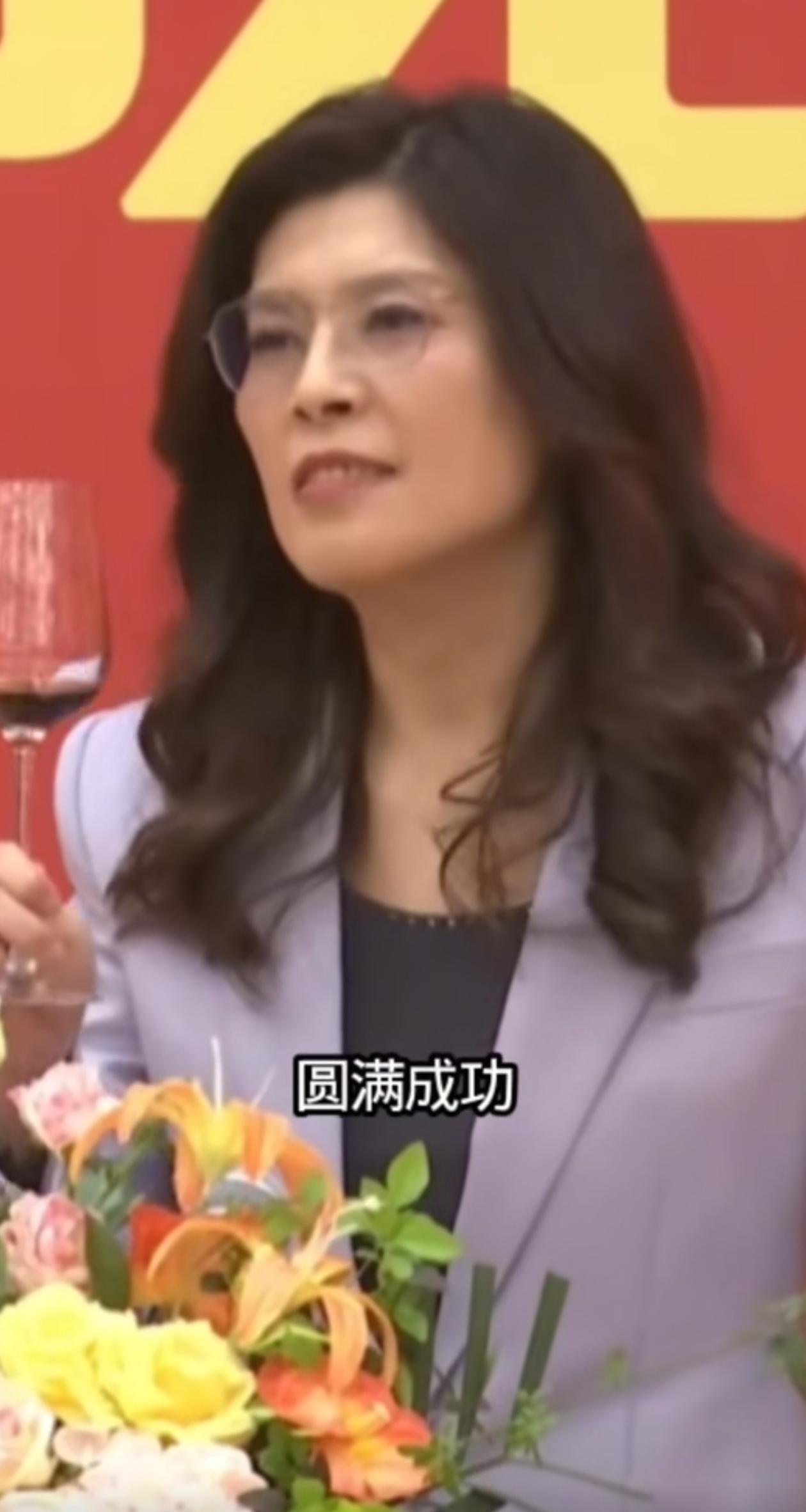 欢迎仪式上，郑全程看稿子了，还举起酒杯祝福，毕竟回家的心情太过激动，加之全世界都