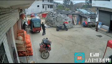 一个院子里的人，大概率都不会超过五伏，甚至都可能是一个老祖爷。
穿红衣的女子是故