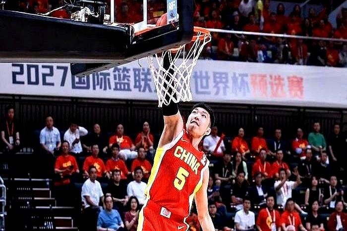 读秒后仰绝杀，单场狂劈18分。中国男篮这潭死水，硬是被两个毛头小子砸出了浪花。