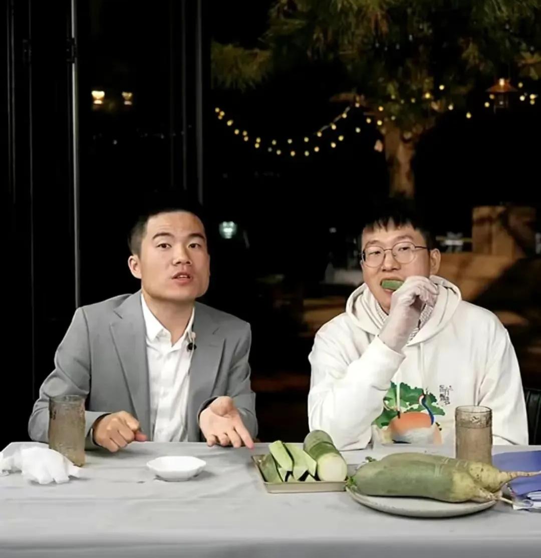 看到明明、天权、中灿等主播的告别长文，心中百感交集。那些字里行间的不舍与坦荡，道