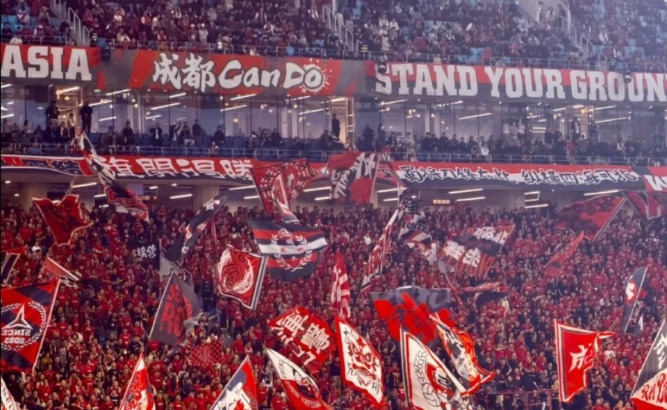 成都蓉城5比1深圳新鹏城中超揭幕战一边倒，成都5-1狂胜深圳。席尔瓦双响、费利佩