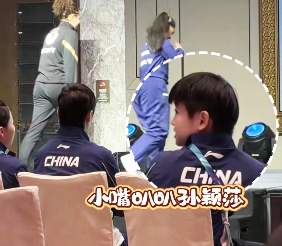 世界杯抽签现场，
“忙碌”的国乒队员，
各有各的乐子，
太有意思了。

首当其冲