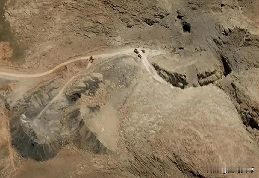 停火期间，伊朗也没闲着，卫星图像显示，伊朗正在动用大型工程机械，挖掘被美以空袭掩