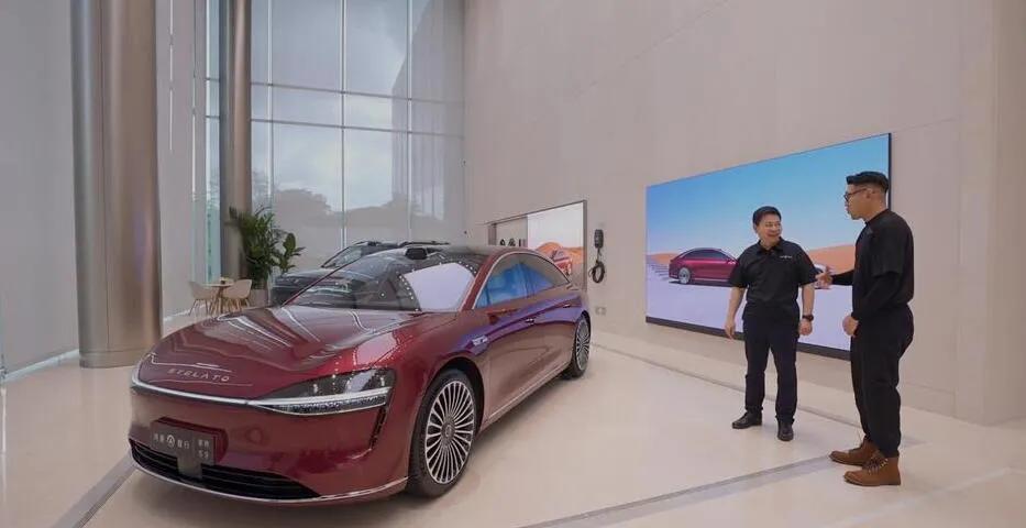 一边说坚决不造车，致力于帮车企造好车，然而转身就帮合作车企打包所有业务，比如举行