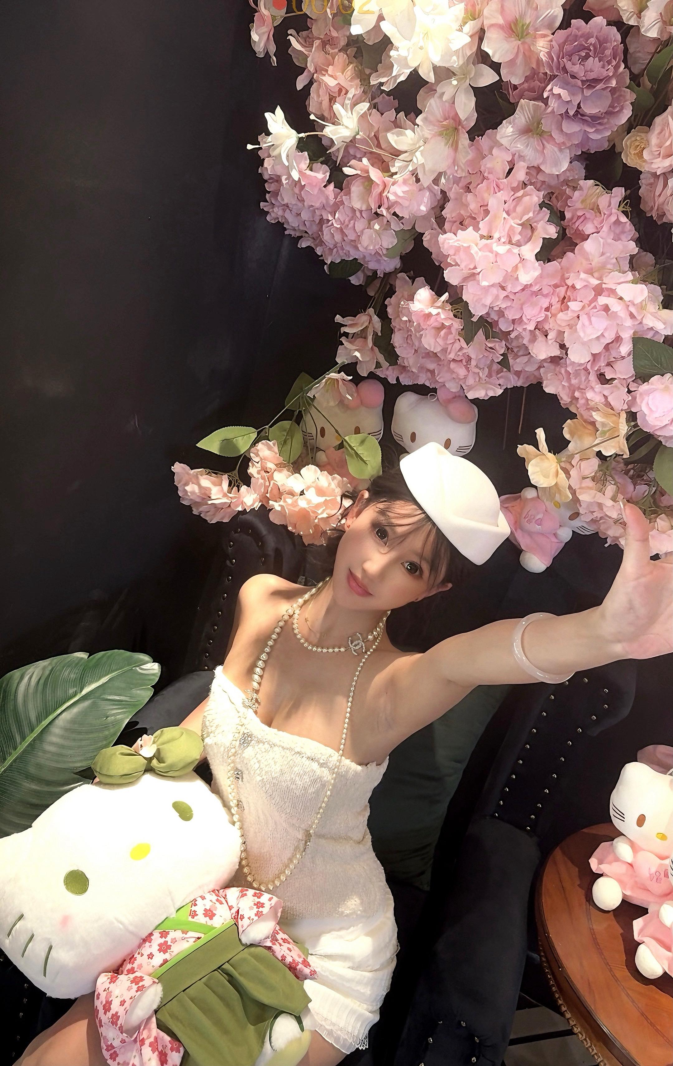 ≽^•༚•🎀≼🥄𝗛𝗲𝗹𝗹𝗼 𝗞𝗶𝘁𝘁𝘆🐾 说...