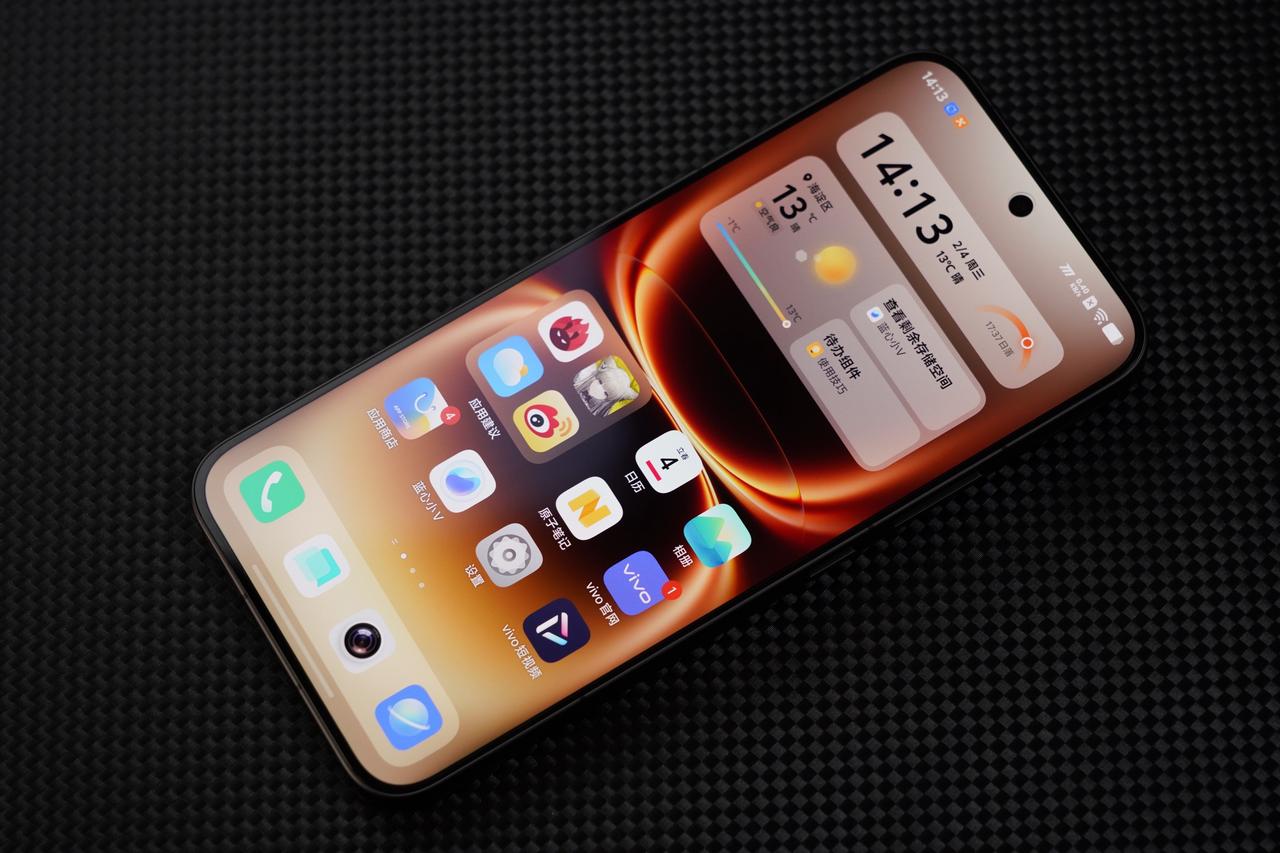 来聊聊刚刚发布的iQOO15Ultra 
拿到这台机器以后，上手的第一感觉就是质