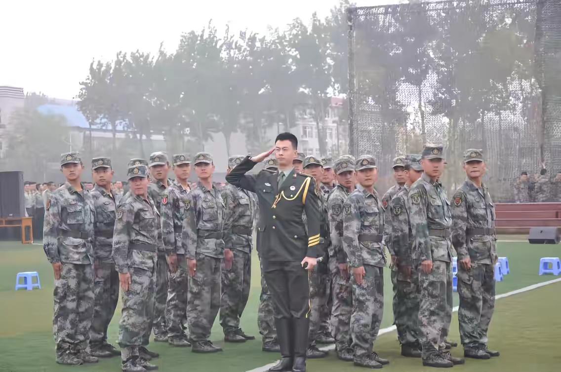 各位战友八一快乐鄙人阿东
