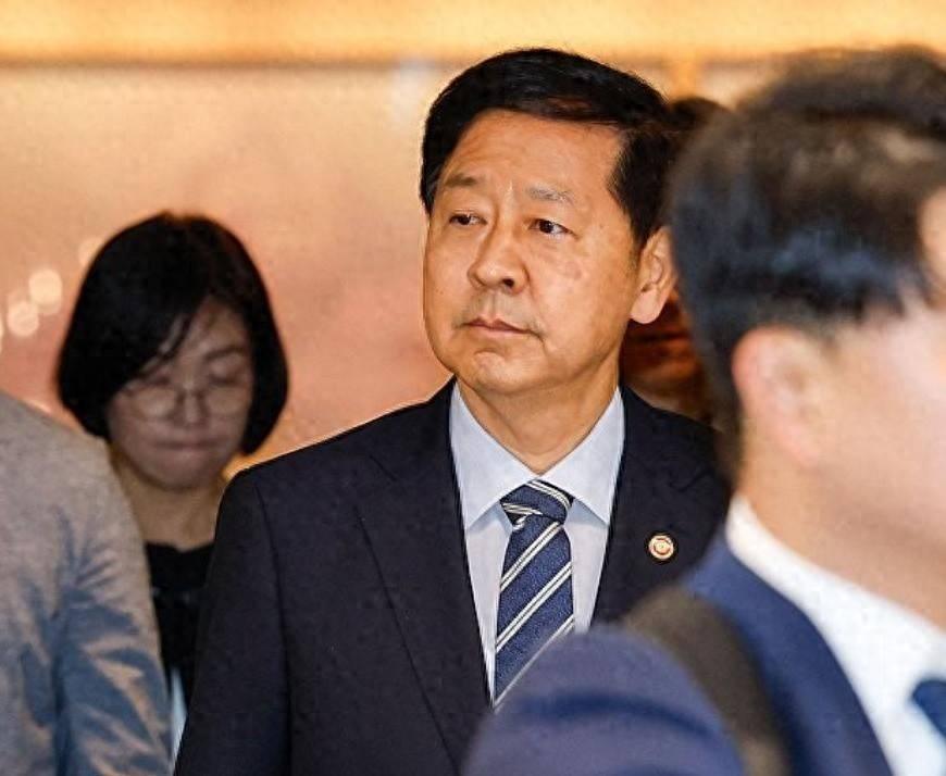 韩国财长登机前往美国前，得知自己将被免职，李在明够狠，不带这么玩儿的。
8月30