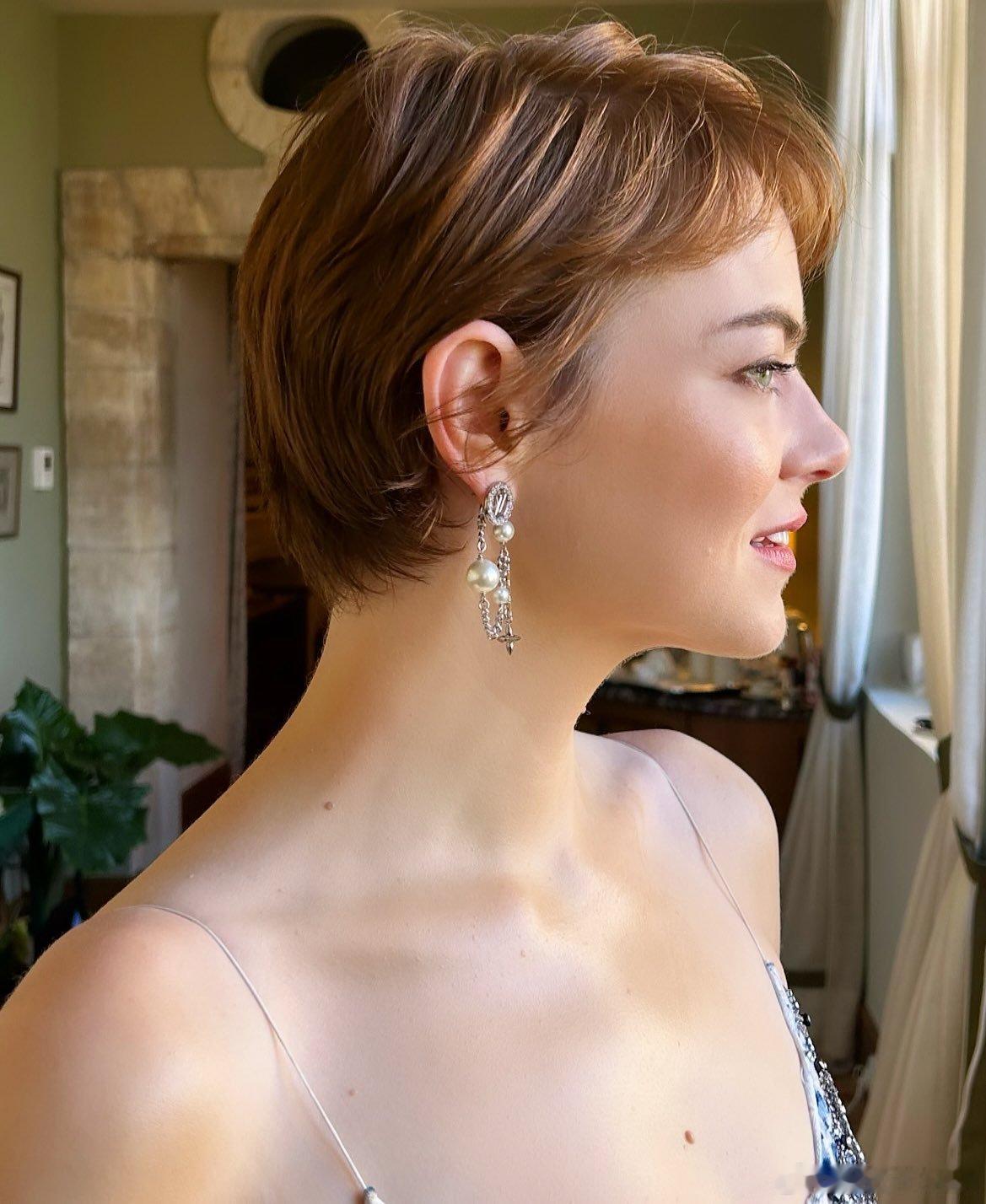 Emma stone艾玛斯通今天观看Louis Vuitton大秀的妆发细节私照