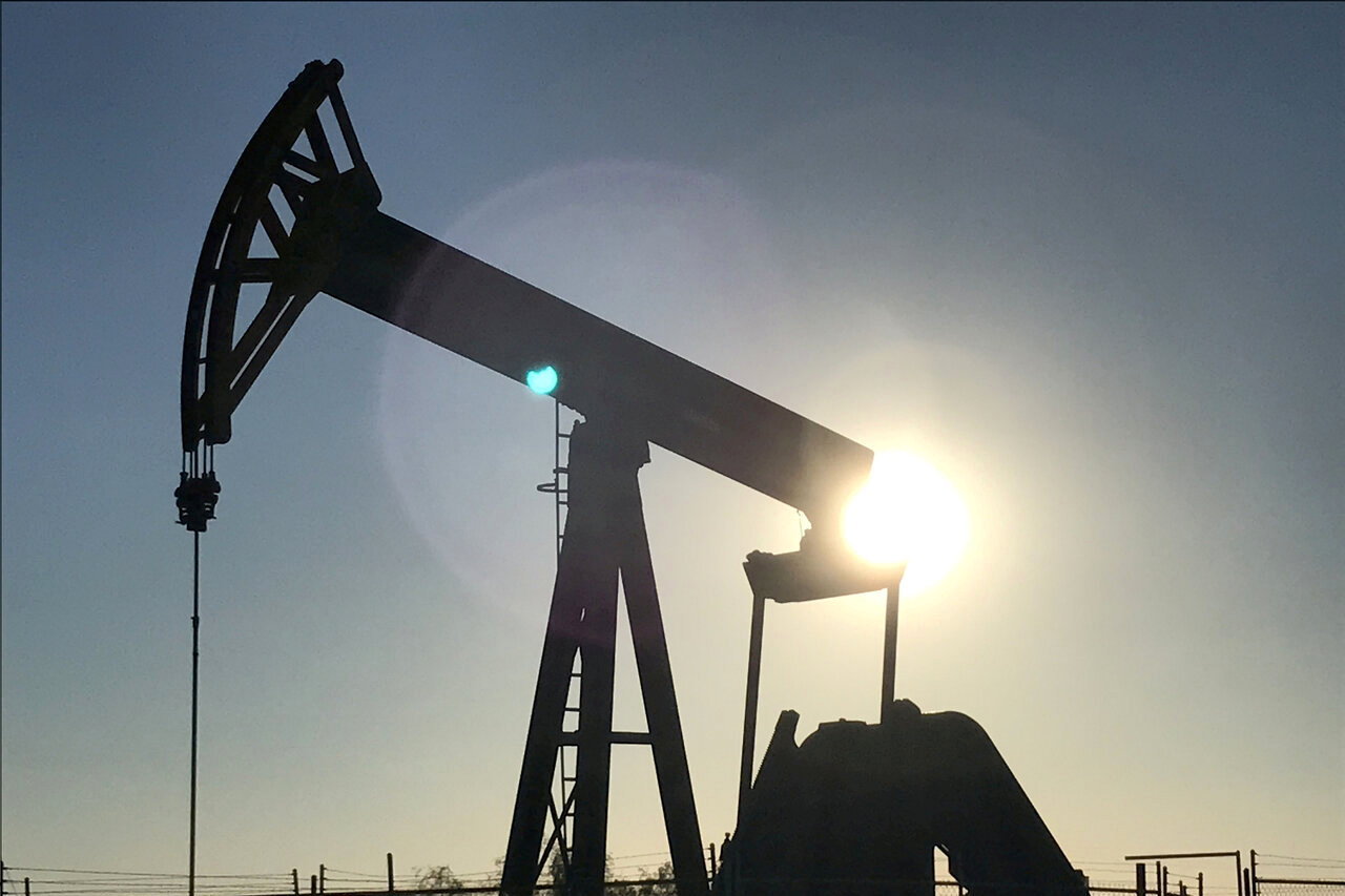美军停了手，油价应声跌落。新一周交易开启，原油期货价格一度暴跌超6%，布伦特原油