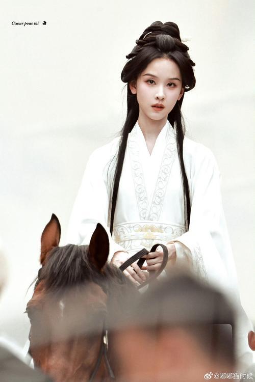 郭敬明新剧《月鳞绮纪》开播即陷争议。剧方前期宣传陈都灵、曾舜晞与鞠婧祎、田嘉瑞为