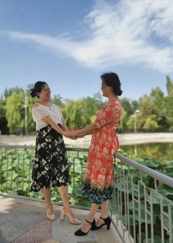 馨漪婉风所作的《七绝•同窗情》极具画面感。正值春风宜人之际，与同窗好友相聚于草舍