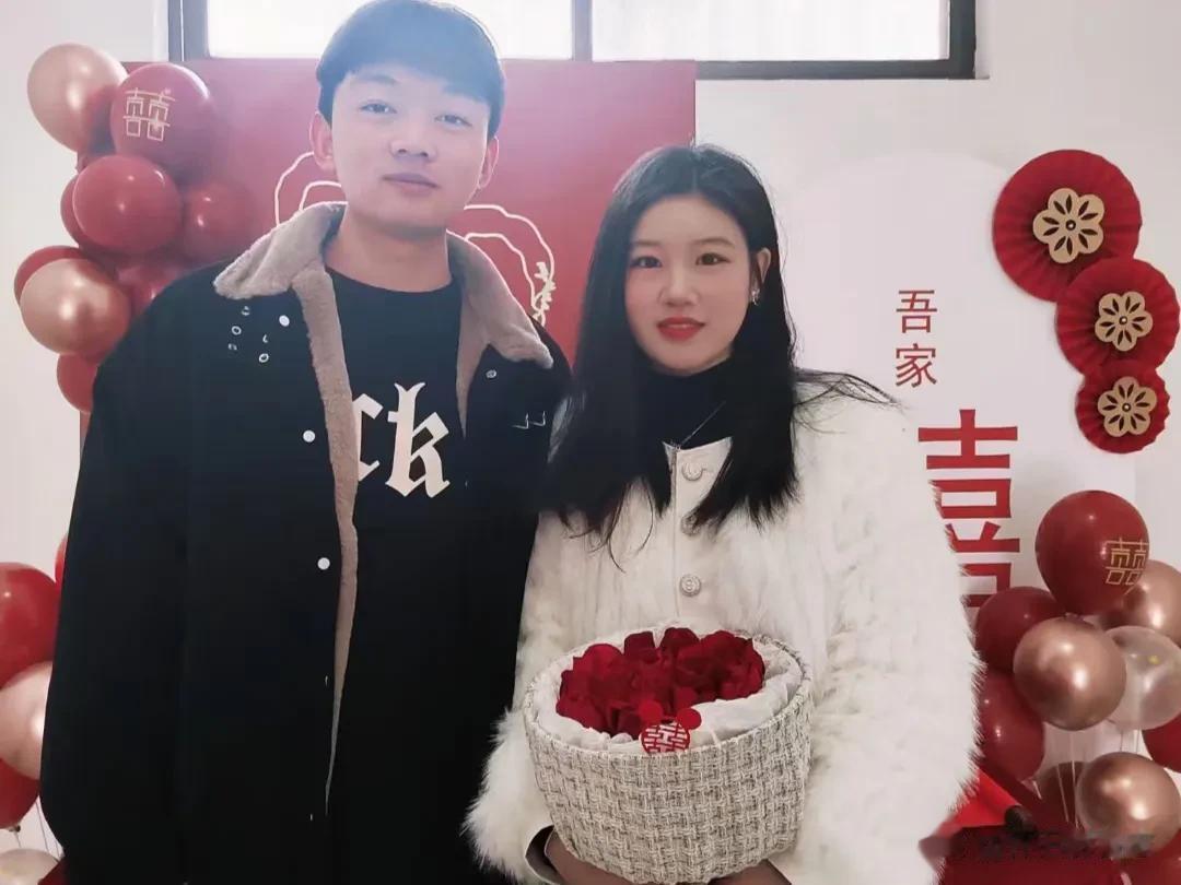 小棉袄昨天订婚了，两个人是大学同学，希望他们永远幸福。