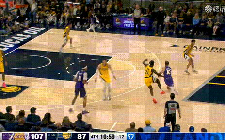 湖人锁定胜局后，大家的爱都转移到布朗尼身上去了。
1、肯纳德助攻布朗尼完成大风车