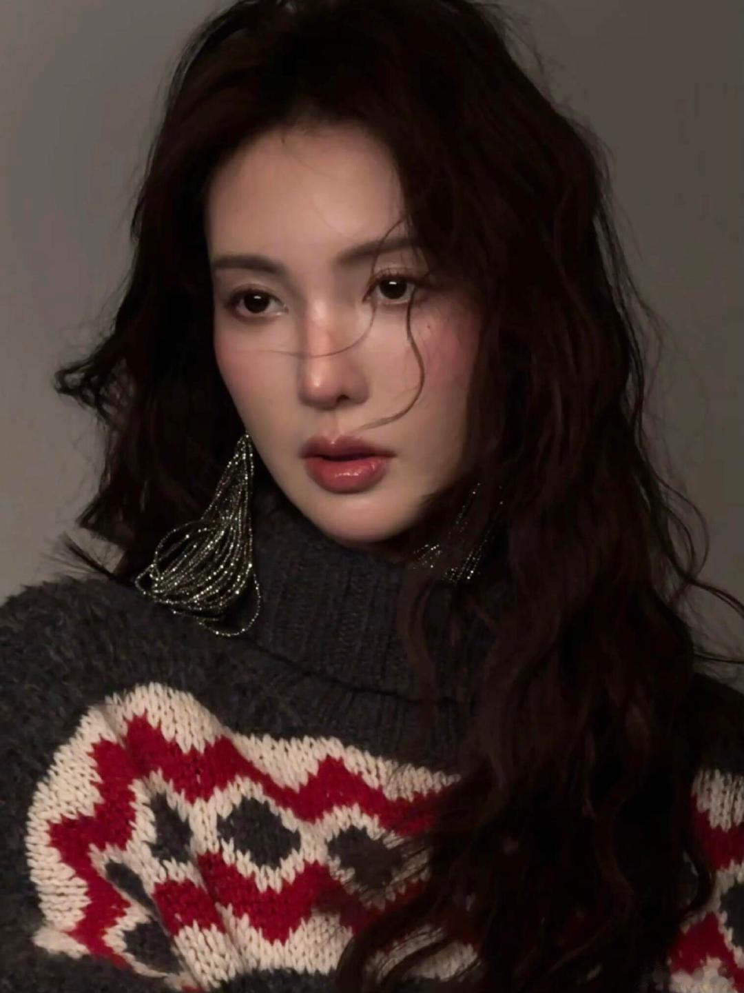 #王亚飞给金晨化的清冷妆#王亚飞给金晨化的清冷微光妆，这妆太符合金晨的气质了，希