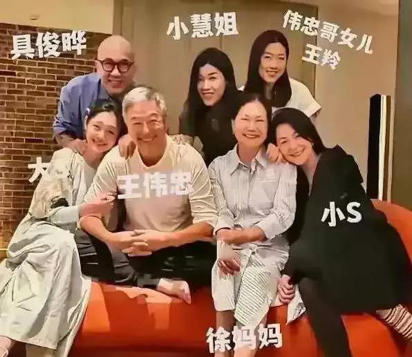 S家彻底失控！两大恩人全反水，小S成过街老鼠
 
曾在娱乐圈风光无限的S家，如今