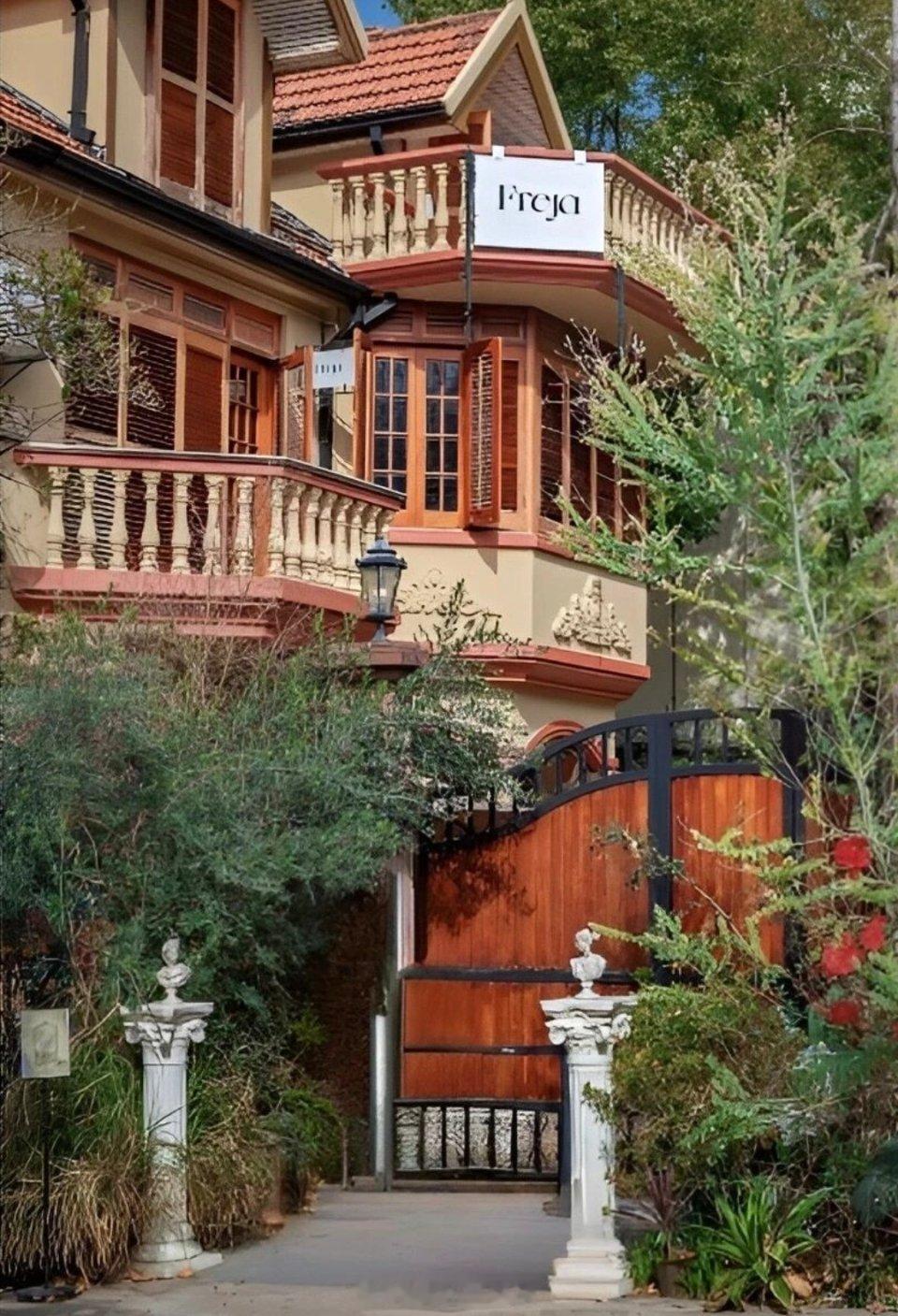 富民路上的保罗花园申城富民路是条百年一条小马路，它横跨静安和徐汇两区。这条路最早